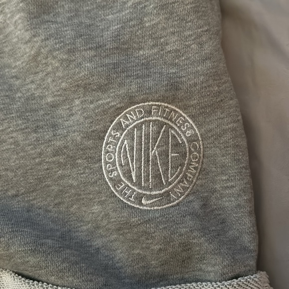 High-waisted Nike Shorts - Picture 2 of 4